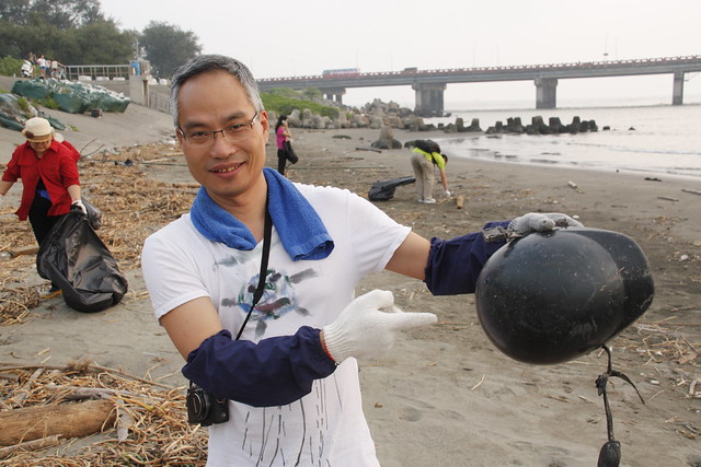 作者朱漢強2013年訪台時，參加本會的淨灘行動。