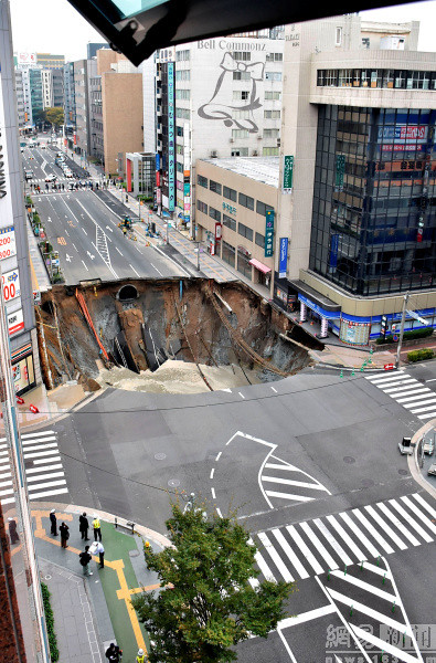 Japan Road near Fukuoka City subway station discovered the great collapse