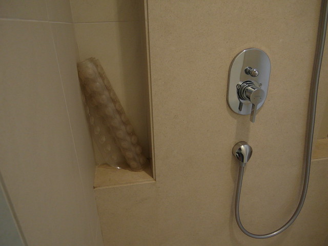淋浴間有供應止滑墊@台中日月千禧酒店