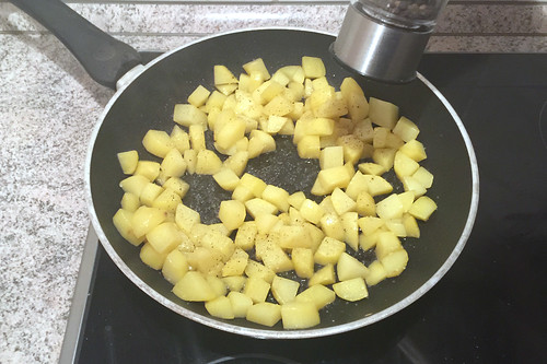 64 - Kartoffelwürfel mit Pfeffer & Salz würzen / Season potatoes with pepper & salt
