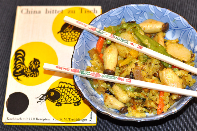 Chinesisch / asiatisch angehaucht: Gebratener Reis mit Saitan, Gemüse und Pilzen ... bunt, vegetarisch, vegan, lecker ... Foto: Brigitte Stolle