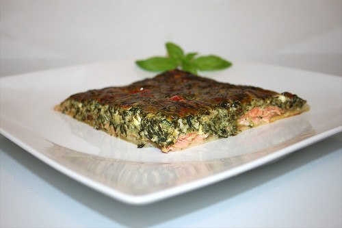30 - Cream spinach curd quiche with smokes salmon & feta - Side view / Rahmspinat-Quark-Quiche mit Räucherlachs & Feta - Seitenansicht