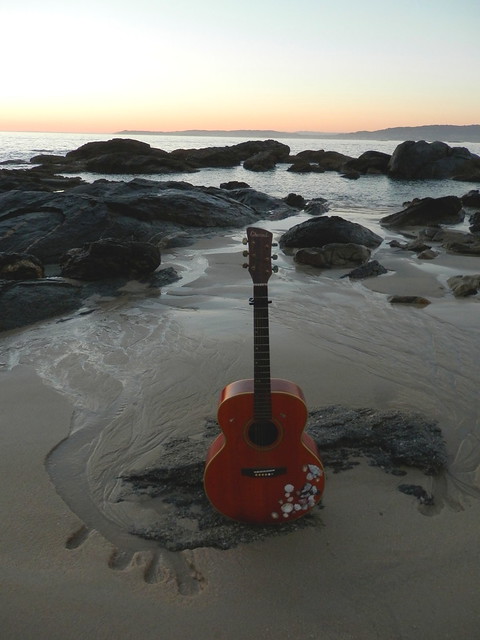 Guitarra en playa