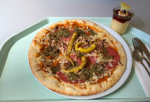 Pizza with salami, mushrooms & pepperoni / Pizza mit Salami, Champignons & Pepperonici