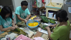 小旅行成員在廚房向排灣婦女學習道地料理