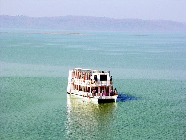 इन्दिरा सागर बाँध के झील में नाव पर बैठे पर्यटक