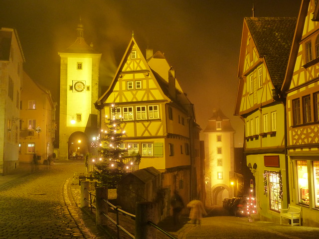 Foto nocturna y con niebla de Rothenburg ob der Tauber (Norte de Baviera, Alemania)