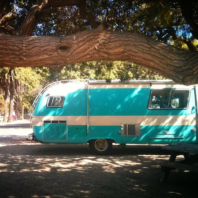 I posted this #adventuremobile post on my other account @malimish_dan and it was a big hit so here it is again for everyone else. This is Pat and Ali's '66 Travco. It's even more stunning inside. #bumfuzzle