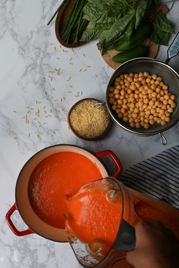 Garlicky Tomato-Vegetable Chickpea Orzo/pasta Soup with a touch of heat |foodfashionparty| #soup #wintersoup