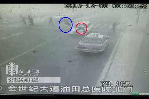 Heilongjiang Daqing retrograde two kilometers of a car police officer and injured two bystanders after escaping