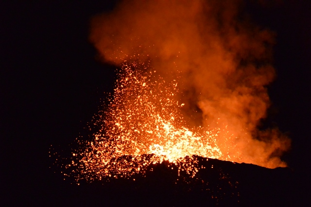 Cráter del volcán Le Piton de la Fournaise en erupción (Isla Reunión)