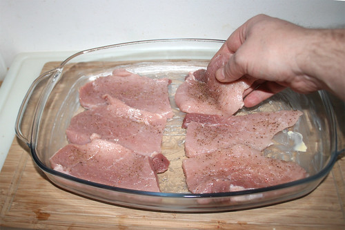 40 - Schnitzel in Auflaufform legen / Put escalopes in casserole
