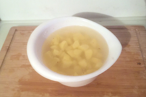 60 - Kartoffelwürfel in Wasser lagern / Store potato dices in water