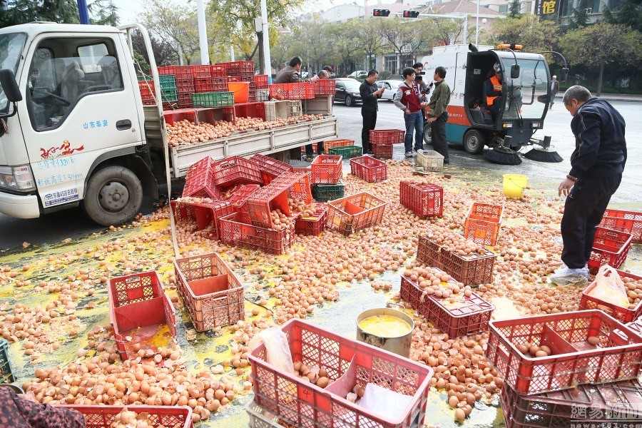 Shandong truck turn eggs scattered all help pick