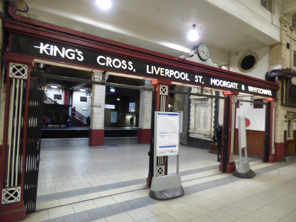 Baker Street Underground Station - Hammersmith & City, Cir… | Flickr