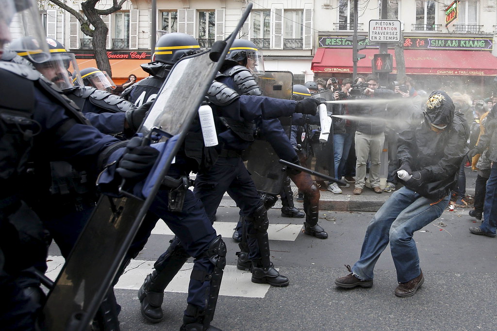 11月29日在COP21正式開幕前夕，在巴黎共和廣場發生警方鎮壓示威抗議者的情形。（Eric Gailard/Reuters）