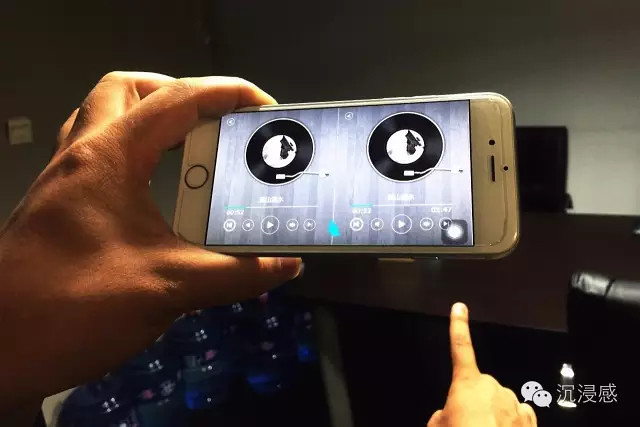 Move light VR interaction: does the company use cell phone cameras to do gesture recognition