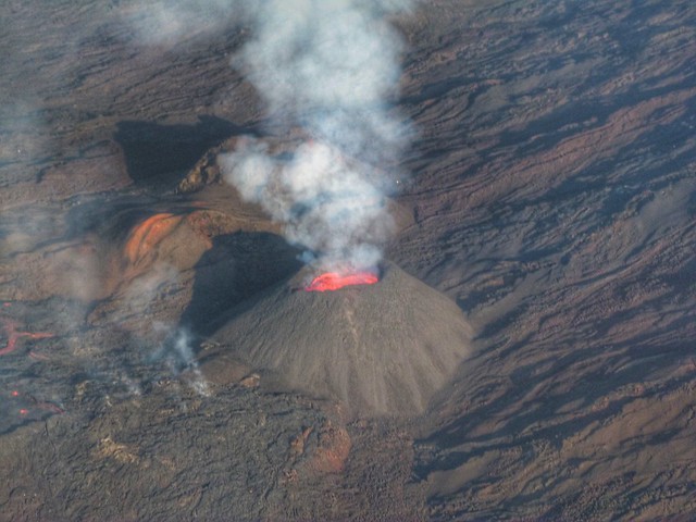 Volcán Piton de la Fournaise a vista de helicóptero en Isla Reunión