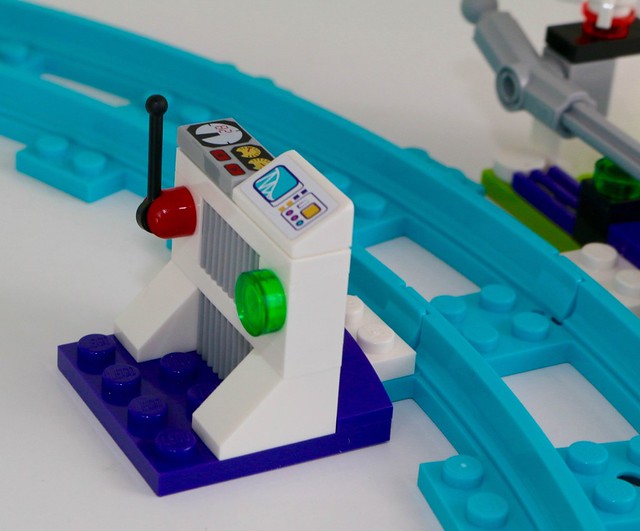 Zoom ind Rubin Dangle LEGO 41130 Amusement Park Roller Coaster review | Brickset