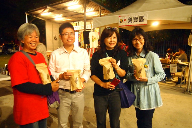 黑貓姐楊美雲（左）為綠社盟義賣恆春海鹽蘿蔔乾。攝影：李育琴