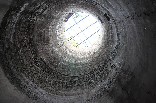 The huge open well built with rubble and dressed stone is where the water was stored. About 7-8 m in diameter, it is connected to the 'baoli' through a shaft, from which water flowed onto its steps. The level of the water rose along the stairway depending upon the amount of water in the well.