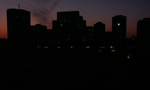 停電的城市天際線。圖片來源：OhanaUnited。CC BY-SA 3.0