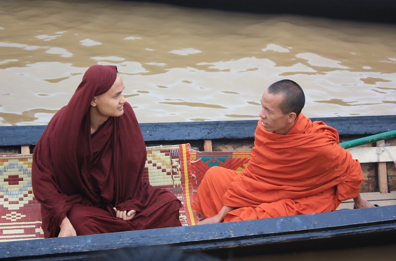 Мьянма монахи