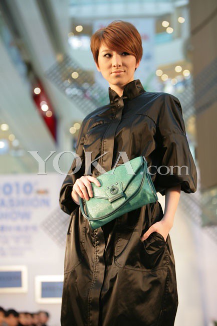 Spring and summer handbag LONGCHAMP SS2010 fashion show
