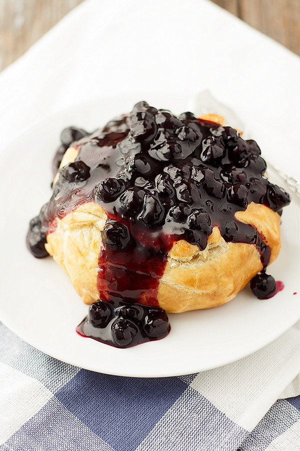 baked brie with spicy blueberry sauce