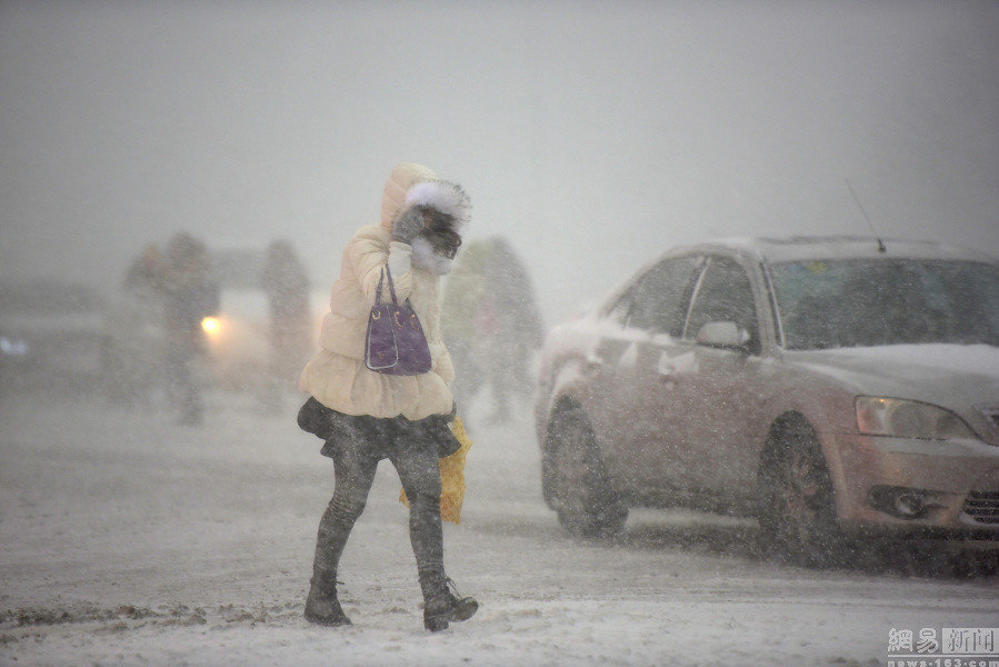 Yantai, Shandong province suffered a Blizzard attack passers-by into 