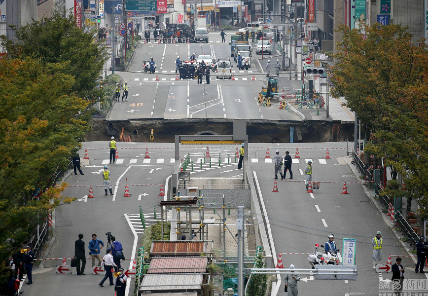 Japan Road near Fukuoka City subway station discovered the great collapse