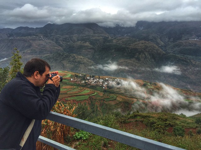 Sele haciendo fotos en Dongchuan (Yunnan, China)