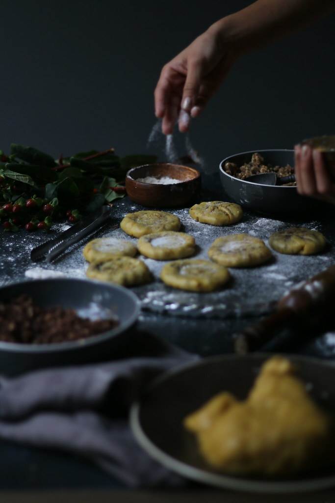 Stuffed Shortbread Cookies with Walnut-Fig-Cocoa Halwa/ Kolooche |foodfashionparty| #holidaycookiesexchange