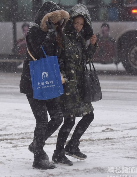 Yantai, Shandong province suffered a Blizzard attack passers-by into 