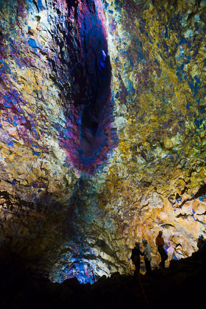 Interior de la bóveda coloreada por el magma del volcán Thrihnukagigur