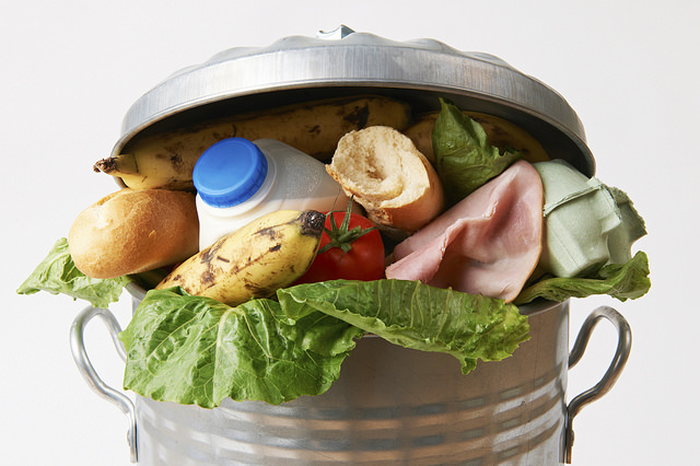 垃圾桶中的新鮮食物。圖片來源：美國農業部USDAgov（CC BY 2.0）