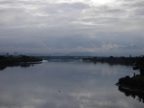 基隆河帶著許多人的故事緩緩流向淡水。