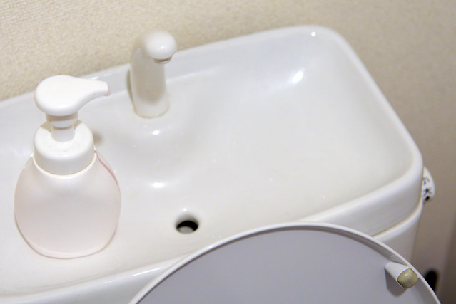 Parte superior de un retrete japonés donde te puedes lavar las manos y el agua rellena la cisterna