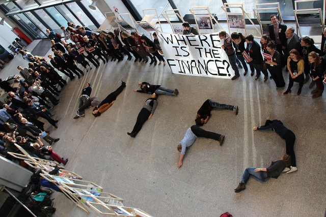 2013年的COP19大會，在波蘭華沙有一群國際青年躺在地上排成了「W.T.F.」三個英文字樣。圖片來源：Push Europe（CC BY-NC 2.0）。
