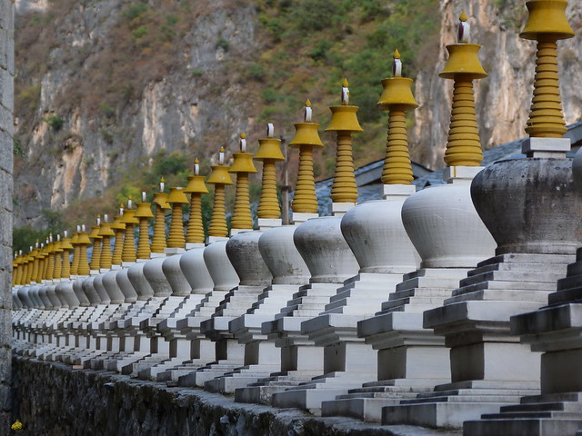 Fila de estupas en el Tibet de Yunnan (China)