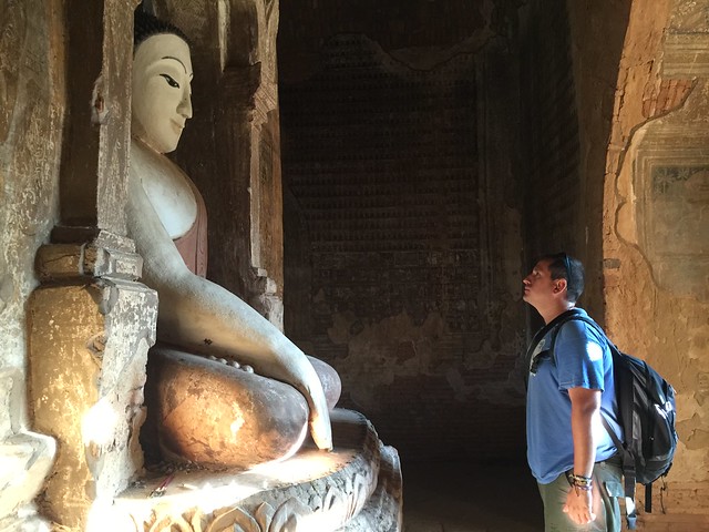 Sele en uno de los templos de Bagan (Myanmar)
