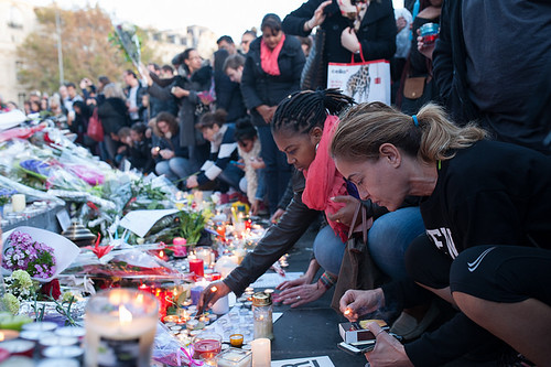 法國共和國廣場（Place de la Republique）現場，民眾為恐怖攻擊事件受難者祈福。圖片來源：did.van（CC BY-NC-ND 2.0）。