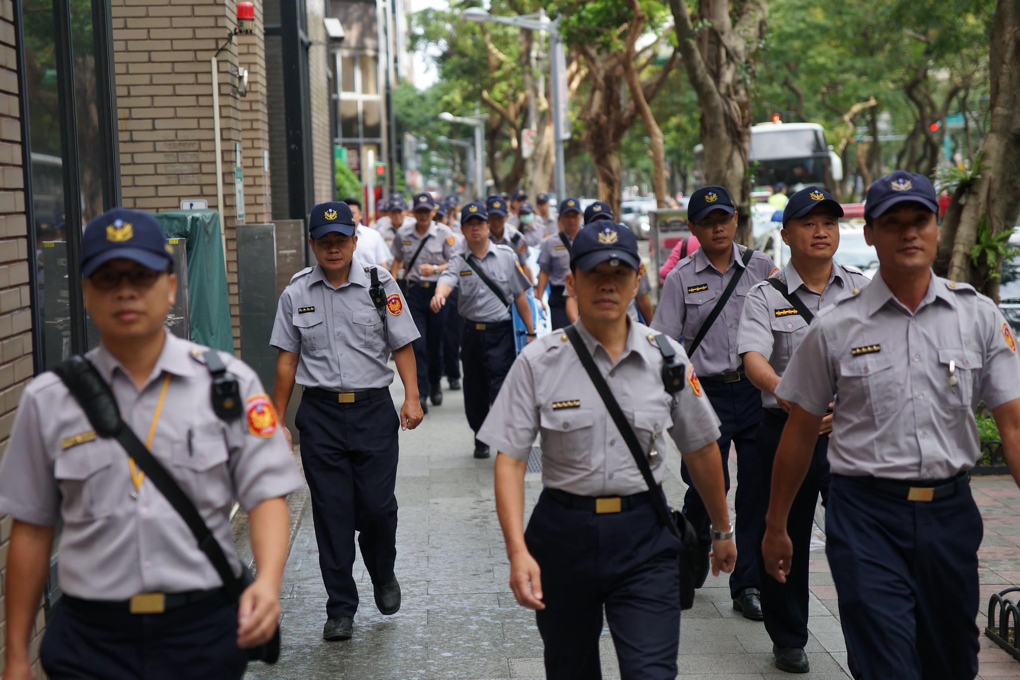 警方今日動員四個分隊百名警力排除抗爭。（攝影：王顥中）