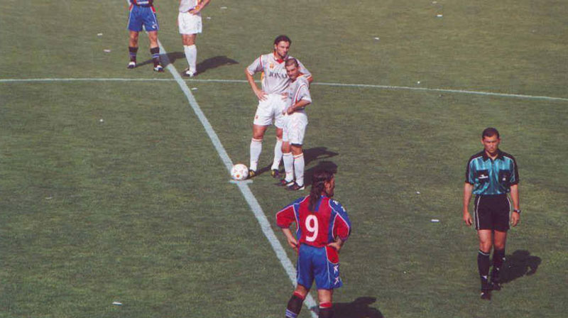 Alessandro Ambrosi con la maglia numero 9, nel derby di Messina del 2001