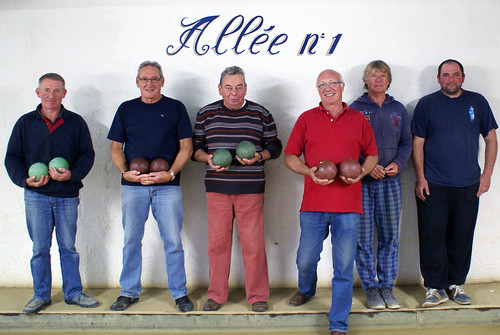 

03/10/2015 - Plougasnou : Les finalistes du concours de boules plombées en triplettes formées

