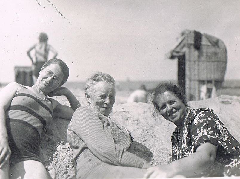  Old  Ladies  have fun  at the Beach  too 1935 M I H 