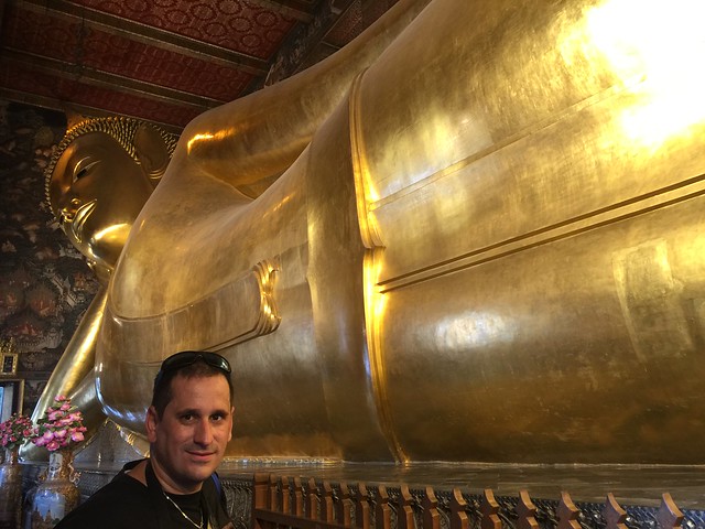 Sele junto al Buda reclinado de Bangkok