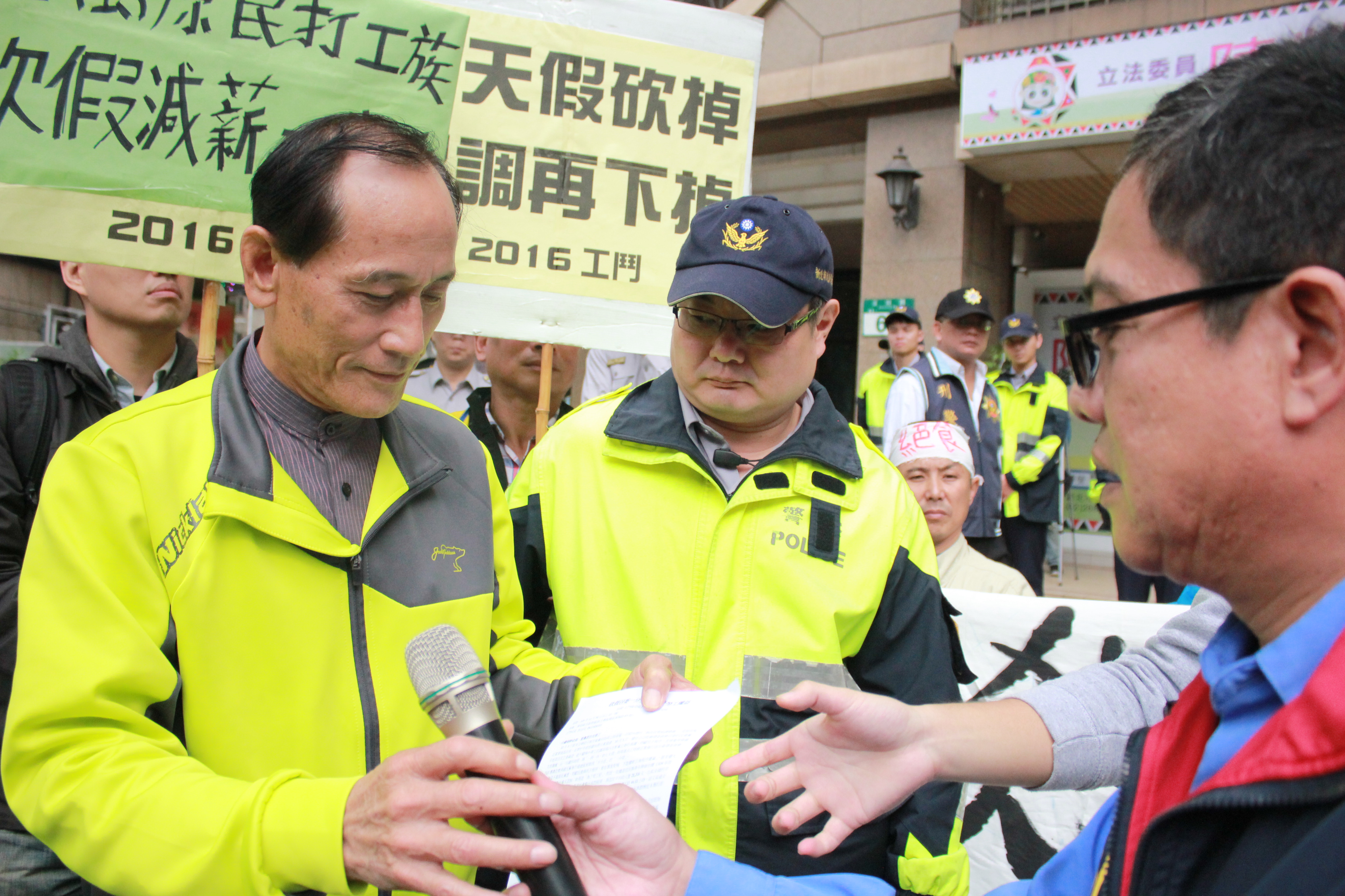 對勞團的抗議，陳瑩服務處派出主任陳正旭接受陳情。（攝影：張宗坤）