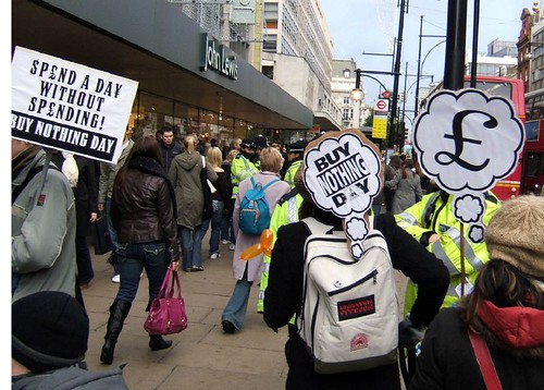 2005年在英國牛津街附近參與無消費日的群眾。圖片來源：reubeniz（CC BY-NC-ND 2.0）