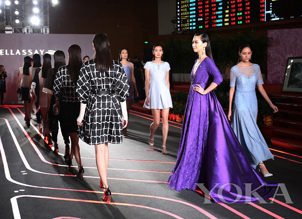Alt SI Imperial ancestral temple main Hall usher song fashion first fashion show to witness China 20 years